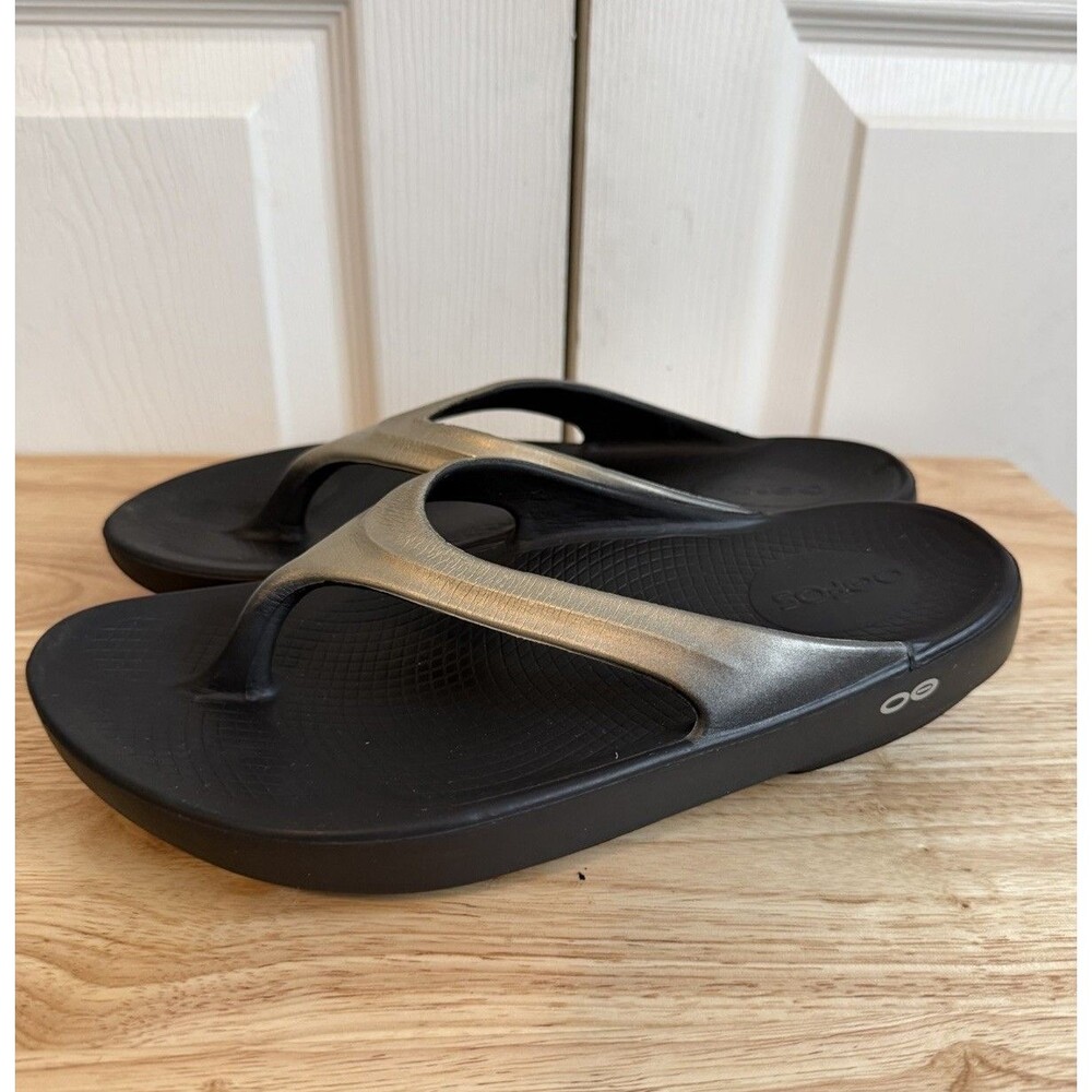 Oofos OOlala Recovery Sandals Black Metallic Champagne Gold Flip Flops Womens 8
